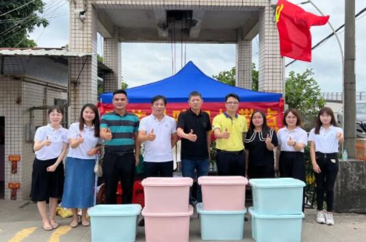 我司董事長(zhǎng)方強(qiáng)先生與黃圃商會(huì)慰問(wèn)受災(zāi)群眾！
